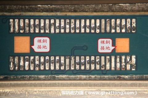 把板對板連接器全部移除，發(fā)現(xiàn)其下方板子共有兩個裸銅的方形設計。